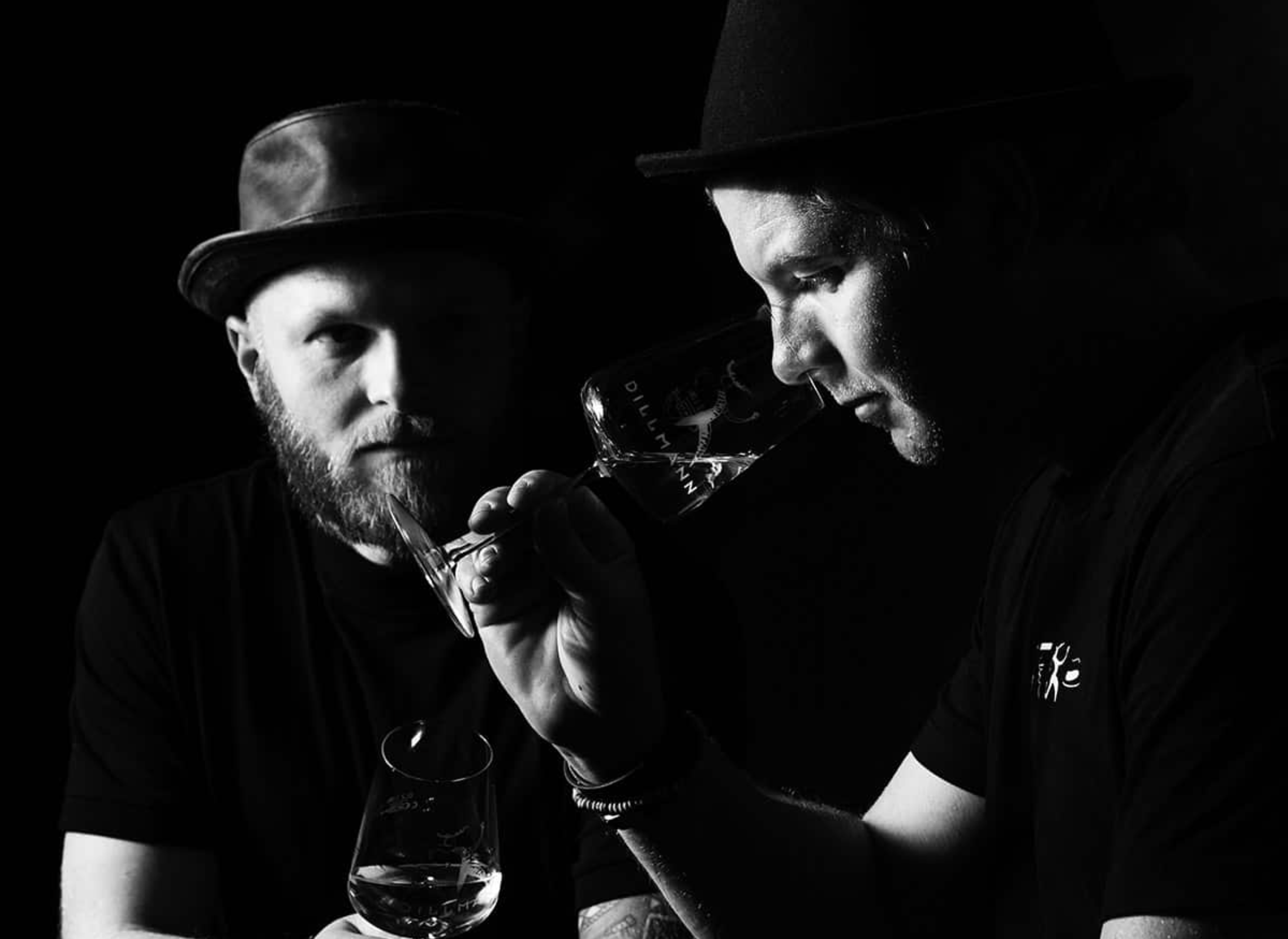 Marcel und Marius vom Weingut Dillmann beim Verkosten von Wein