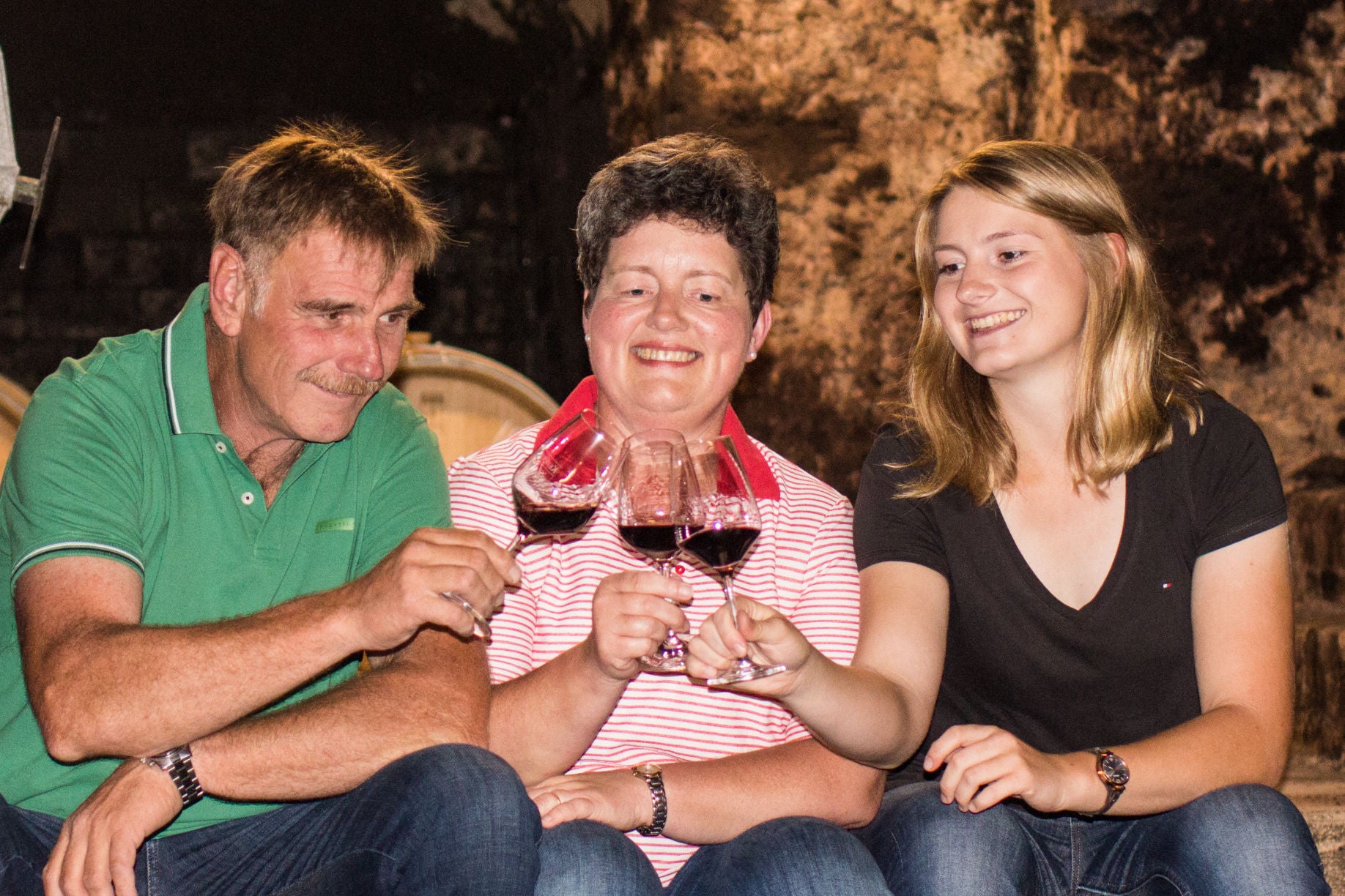 Albert, Silke und Maike mit einem Glas Rotwein im Barriquekeller des Weinguts Keiper-Delp