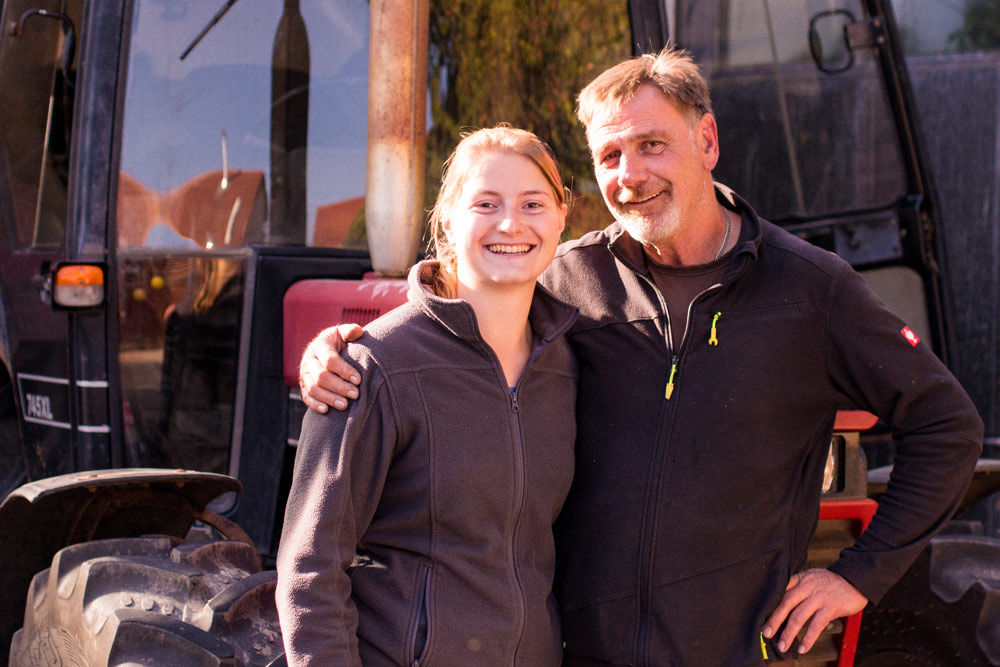 Albert und Maike bei Weinbergarbeiten im Weingut Keiper-Delp