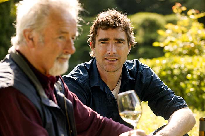 Jochen Becker mit seinem Vater im Garten des Weinguts Müller-Dr.Becker