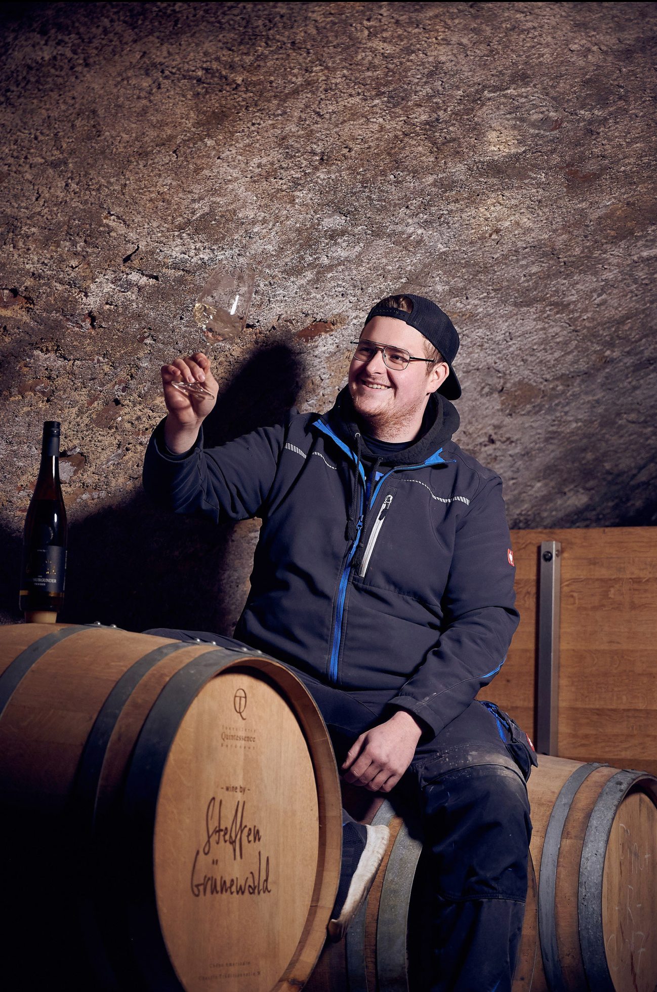 Steffen Grünewald in seinem Weinkeller beim Verkosten von Wein