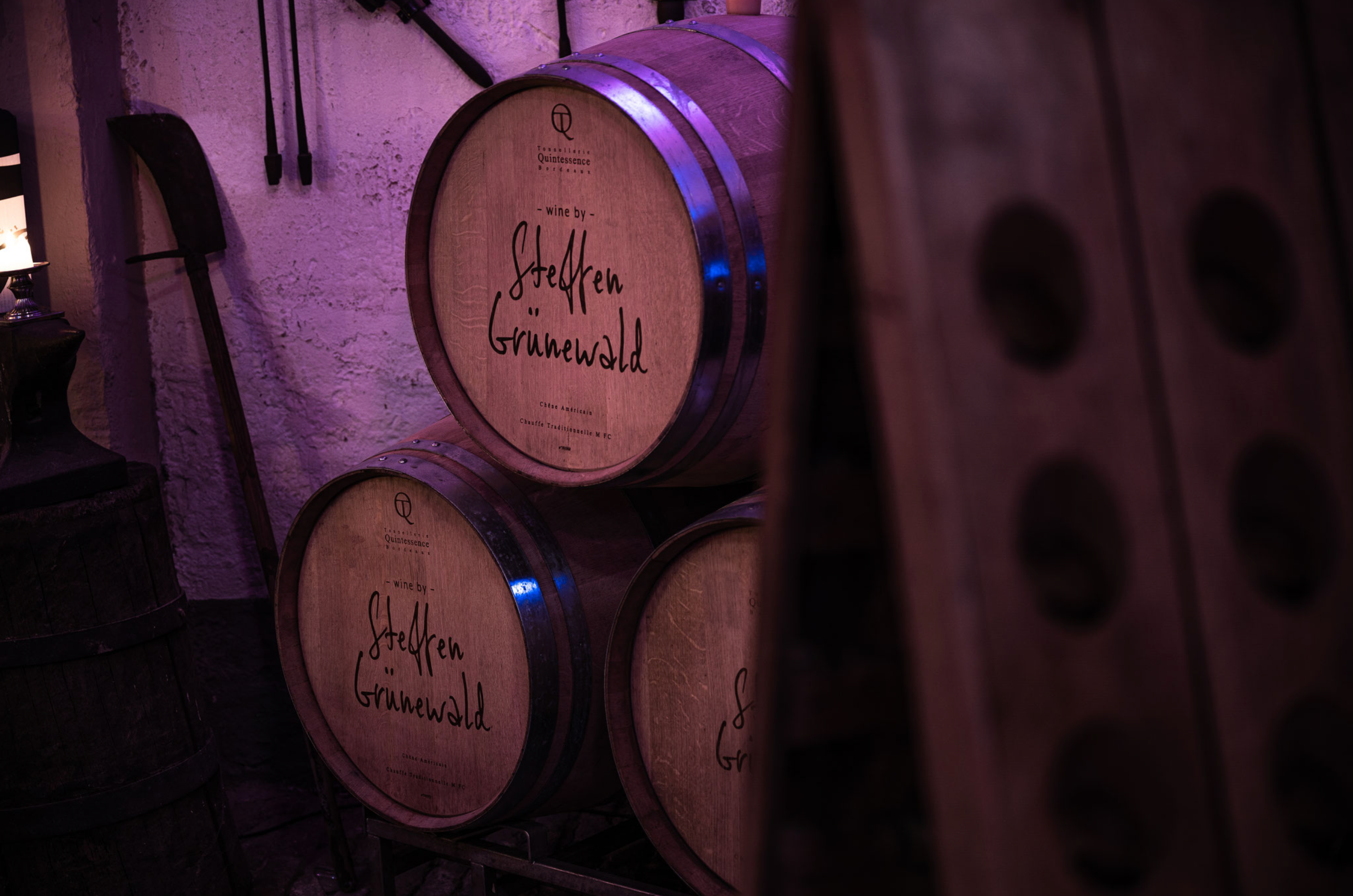 Barriquefässer im Weinkeller des Weinhauses Steffen Grünewald