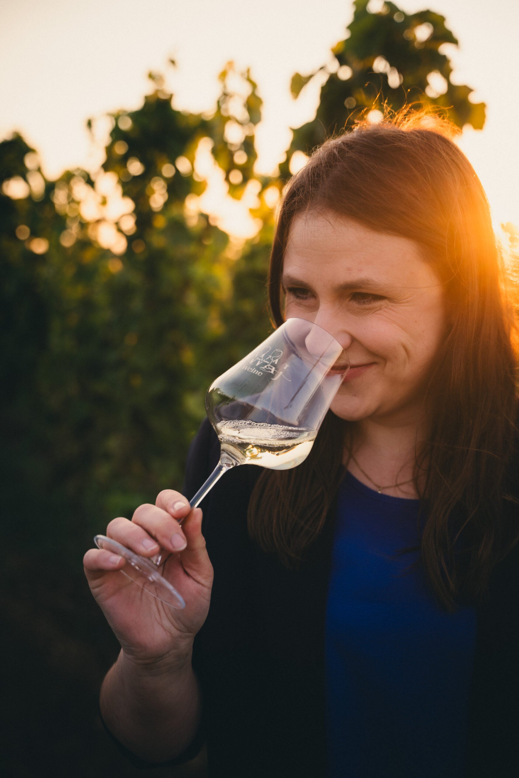 Anna mit Weinglas im Weinberg des Weinguts ZWAJ